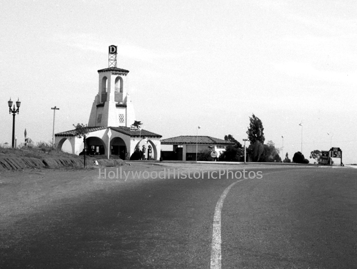 Brentwood 1930 Brentwood Park Sunset Blvd. and Barrington Ave rs WM.jpg